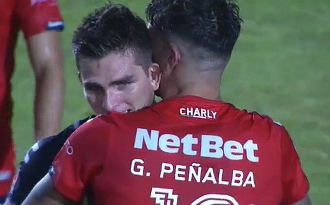 Jurado llora de emoción y el argentino Gabriel Peñalba lo consuela.