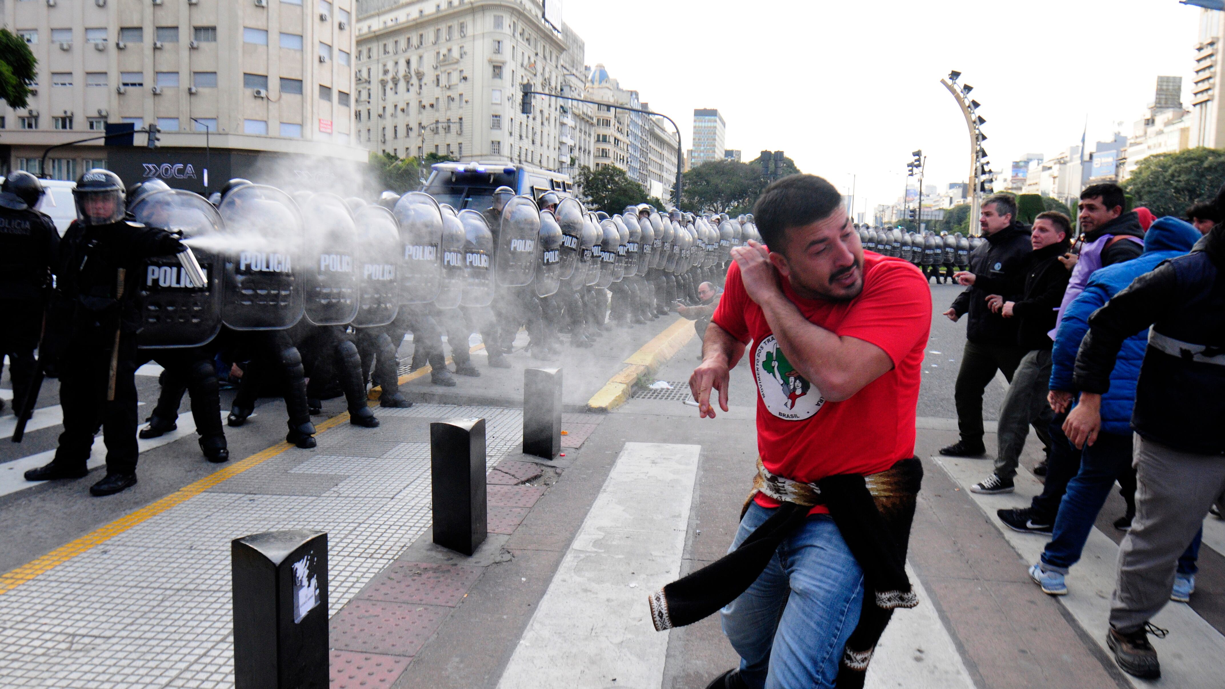 La Policía reprimió con gases lacrimógenos a los manifestantes que intentaban instalar carpas.