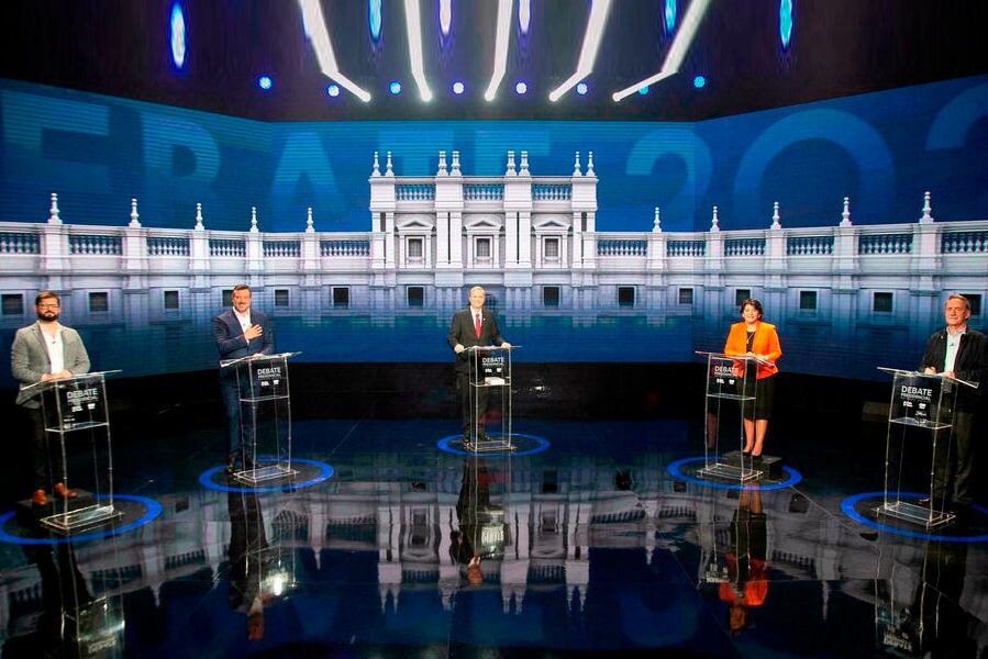 Gabriel Boric, de la izquierdista Apruebo Dignidad, sigue encabezando los sondeos.