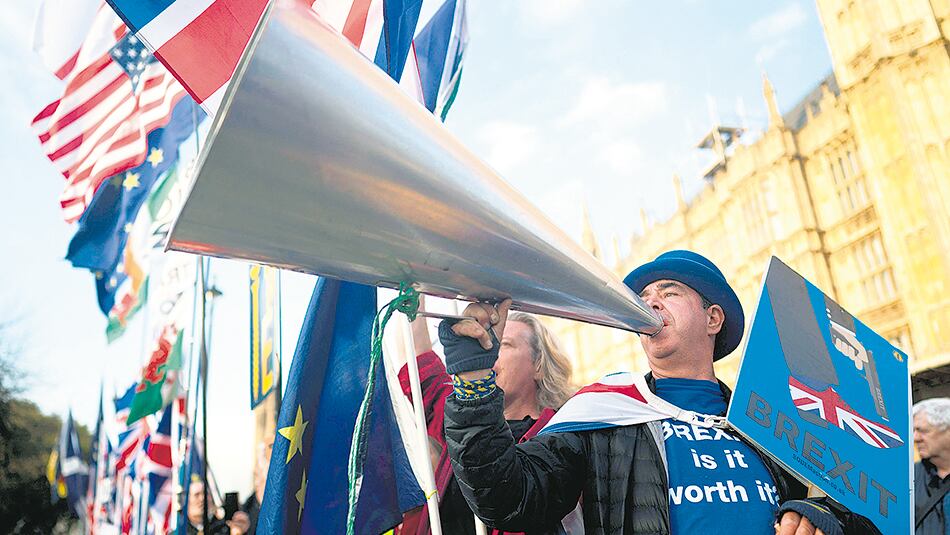 Manifestantes antibrexit protestan frente al Parlamento británico.