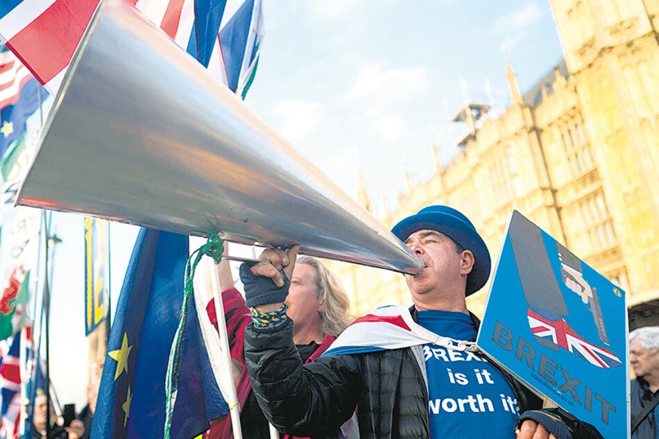 Manifestantes antibrexit protestan frente al Parlamento británico.