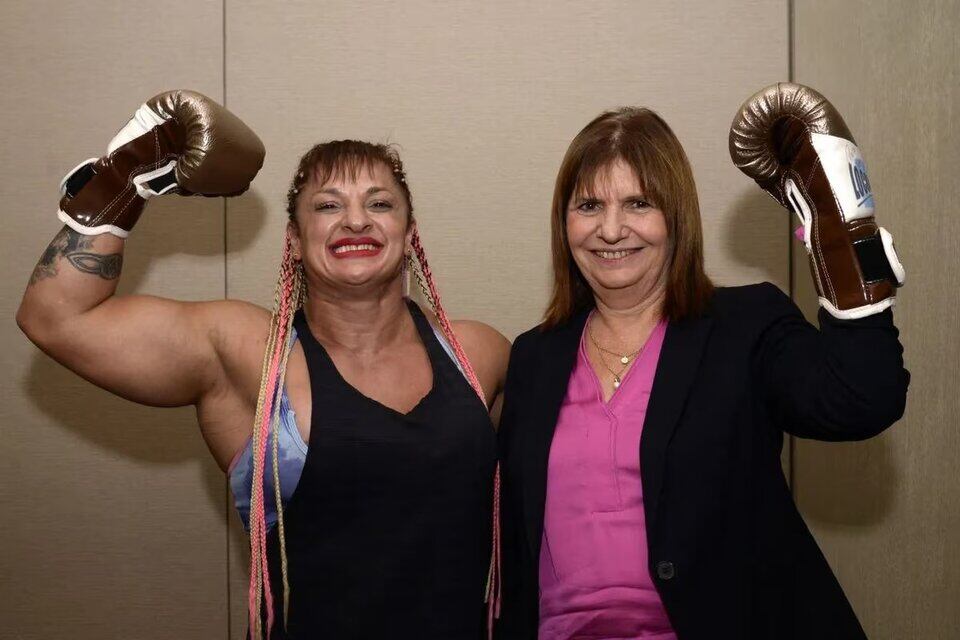 Patricia Bullrich y "Locomotora" en la campaña electoral 2023.