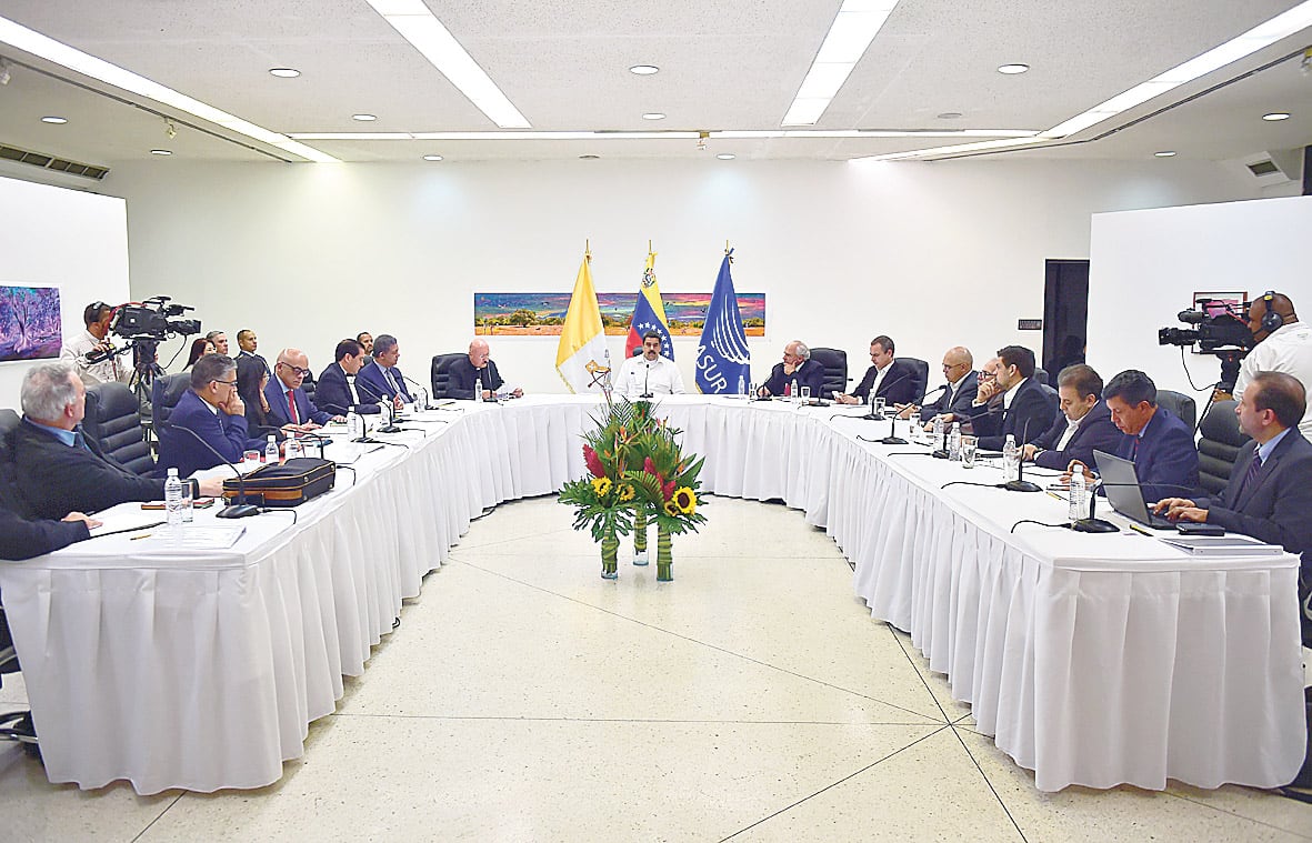 Nicolás Maduro presidió la primera reunión entre representantes de su gobierno y líderes opositores.