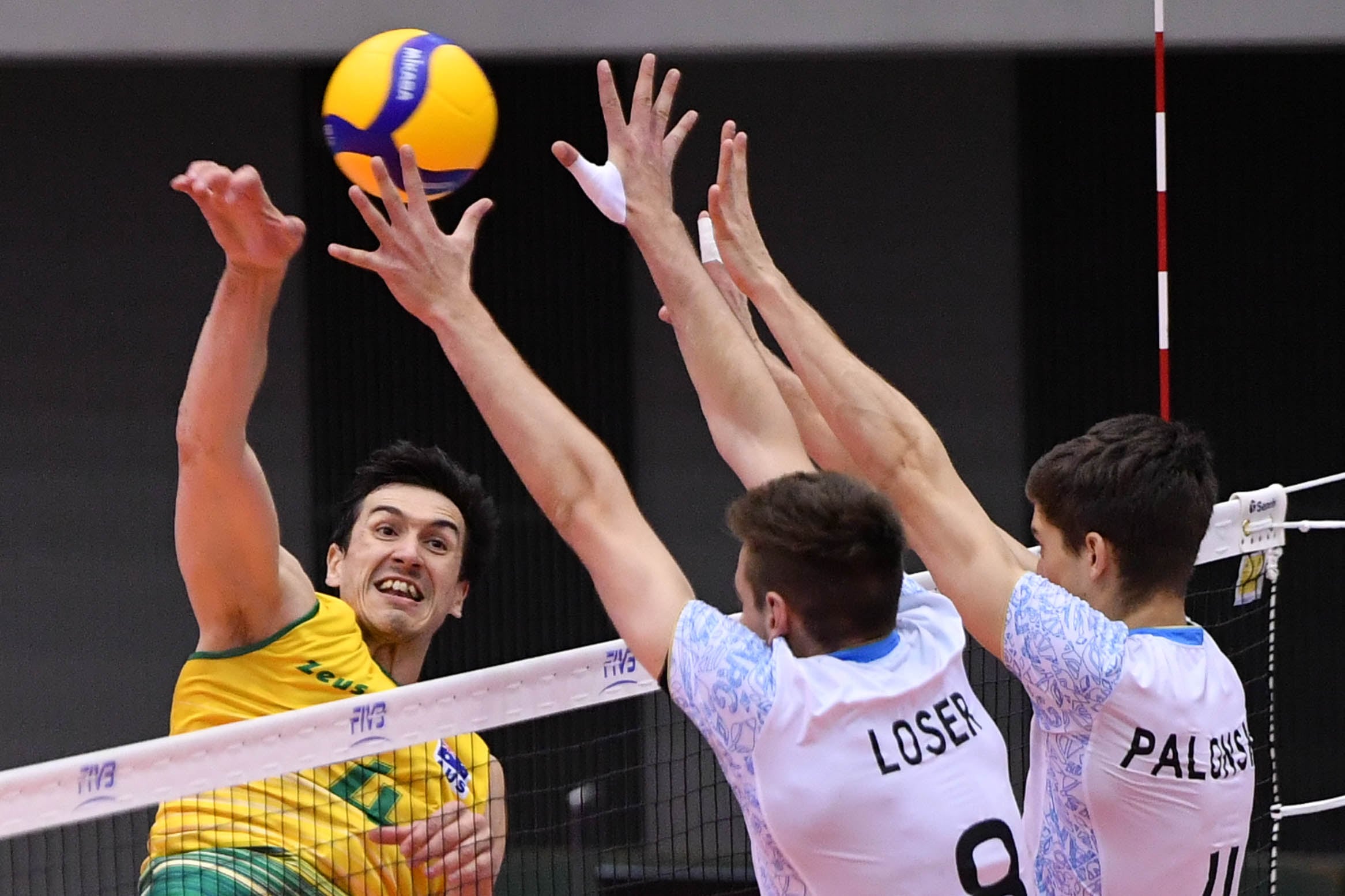 Loser y Palonsky saltan a bloquear el remate de Anderson en Argentina 3, Australia 0.