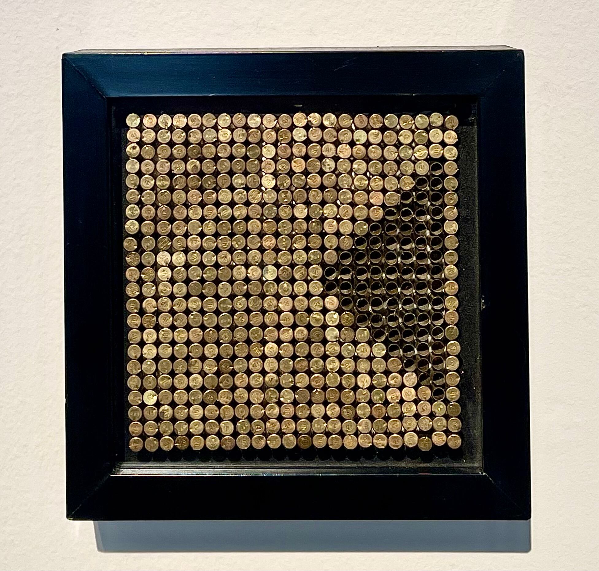 Pieza hecha con balas, de Karina El Azem. Abajo: Pictograma con perlas y balas de El Azem. Más abajo: Zapato con pistola y balas, de El Azem.