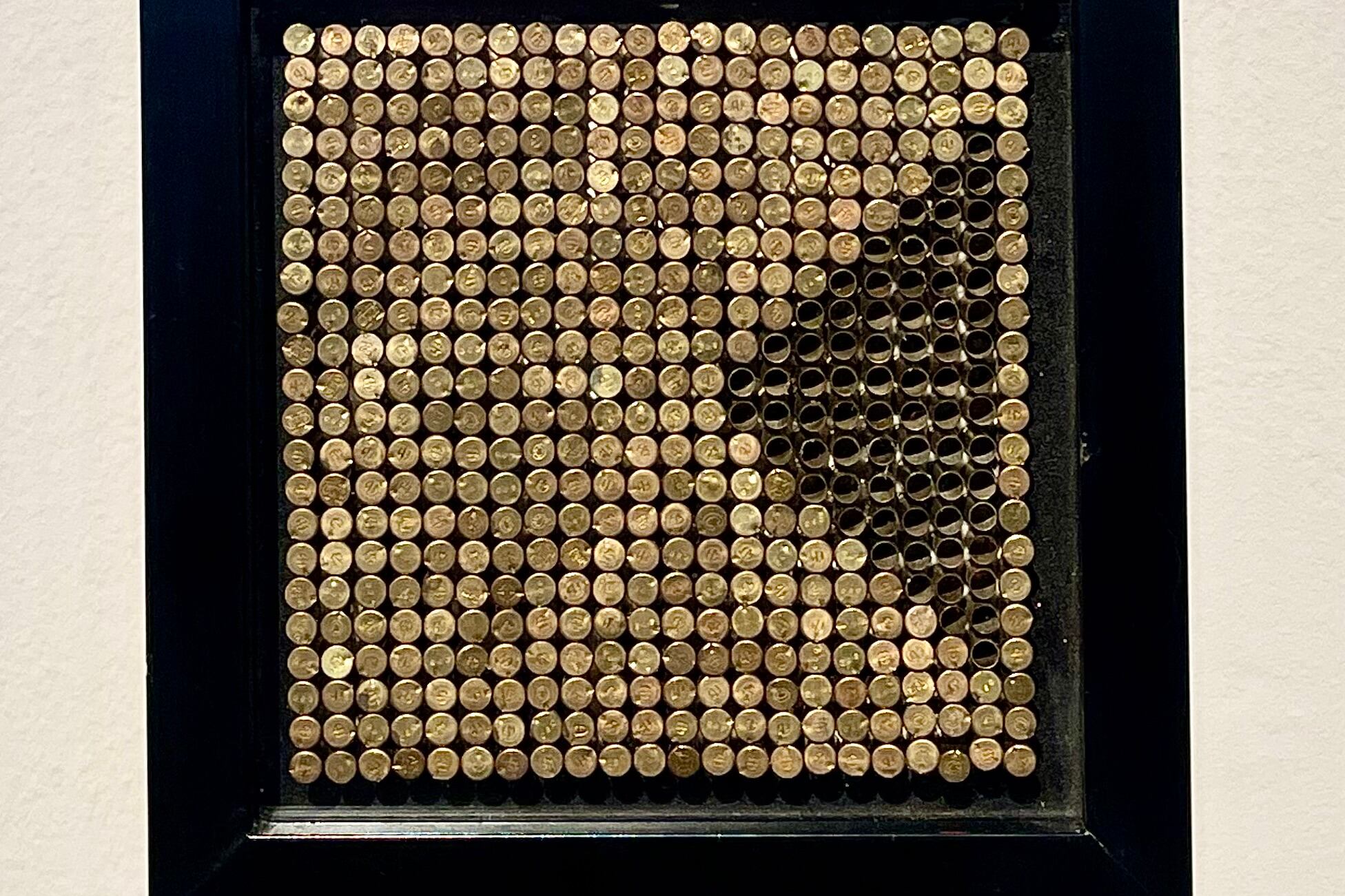 Pieza hecha con balas, de Karina El Azem. Abajo: Pictograma con perlas y balas de El Azem. Más abajo: Zapato con pistola y balas, de El Azem.