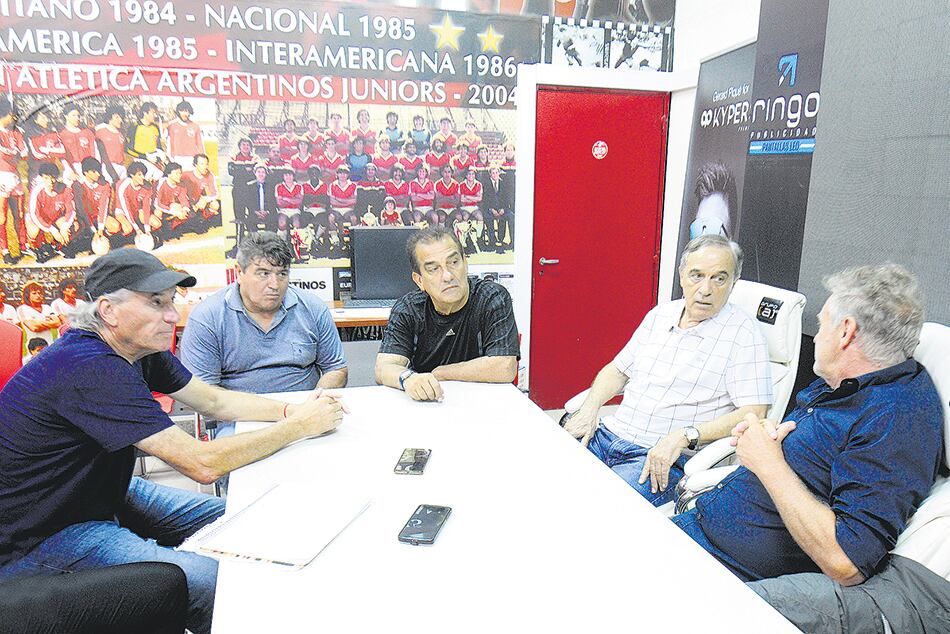 Vidallé, Villalba, Lemme, Saporiti y Domenech en la sala de prensa de Argentinos Juniors.