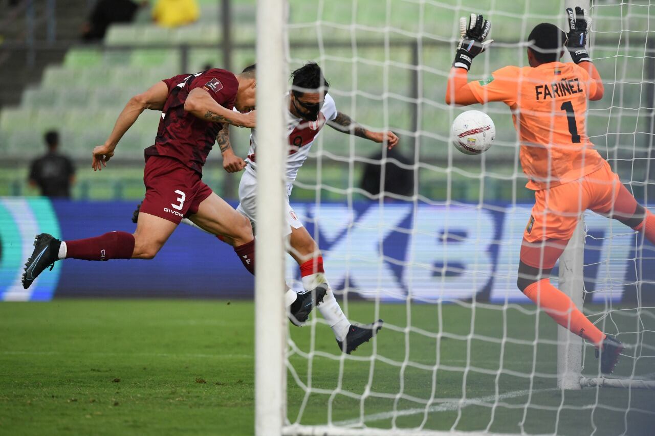 Lapadula, de cabeza, anota el 1-0.