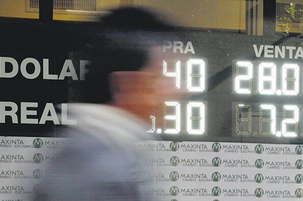 La suba de divisas fue explicada por la suba del dólar contra otras monedas y por demandas de fin de mes.