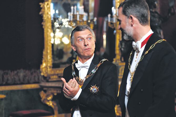 El presidente Mauricio Macri y el rey Felipe anoche, durante el agasajo en el Palacio Real.