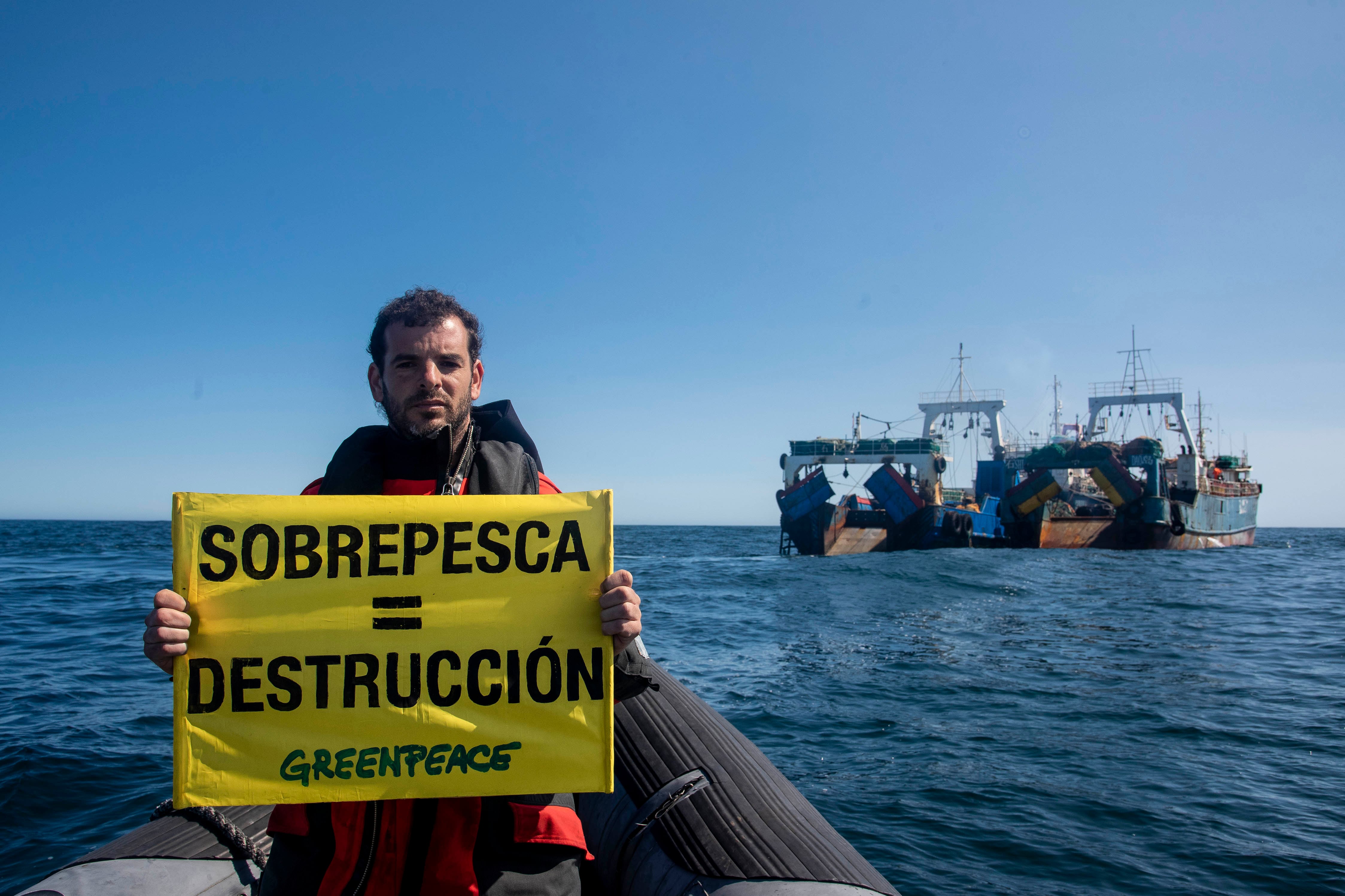 Los ambientalistas visitaron uno de los doce barcos de la misma compañía china que estaban en la zona.