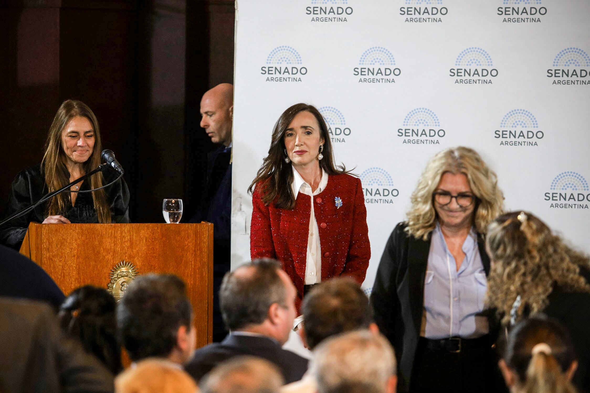 Victoria Villarruel reflotó la teoría de los dos demonios en un acto en el Senado.