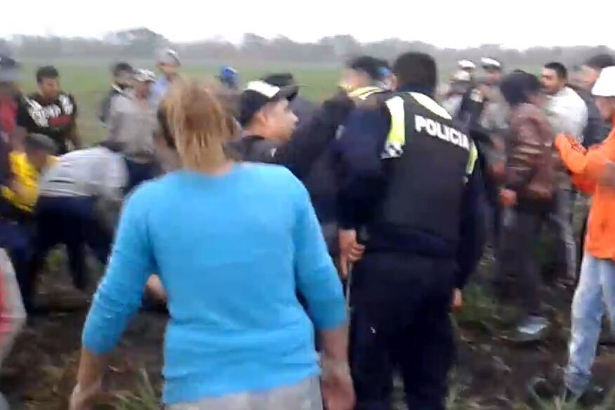 Una escena de los videos sobre la golpiza fatal al acusado del femicidio de Abigail.