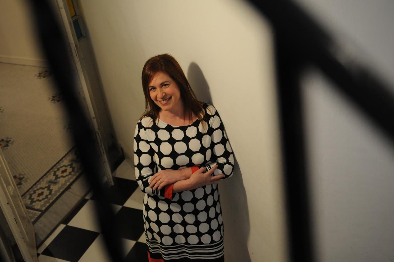 Amaro recorre deseos, amores y amistades entre un grupo de adolescentes.