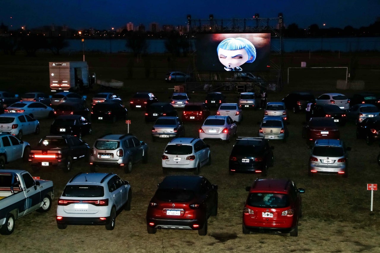 La modalidad del autocine se expande también en La Plata. 