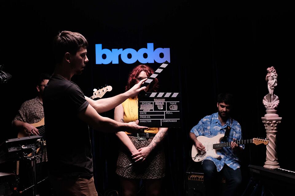 A las 20 podrá verse por el Canal de YouTube de Broda la sesión de Brunella.