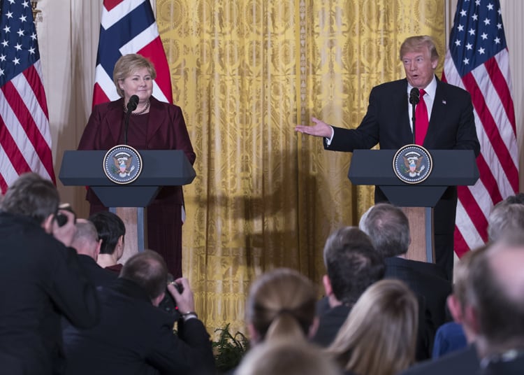 Trump, junto a la premier noruega, al momento de dejar la puerta abierta a un regreso al Acuerdo de París.