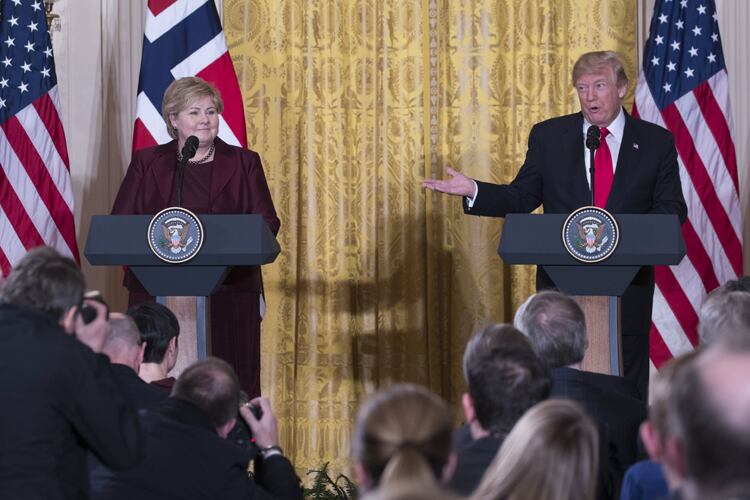 Trump, junto a la premier noruega, al momento de dejar la puerta abierta a un regreso al Acuerdo de París.