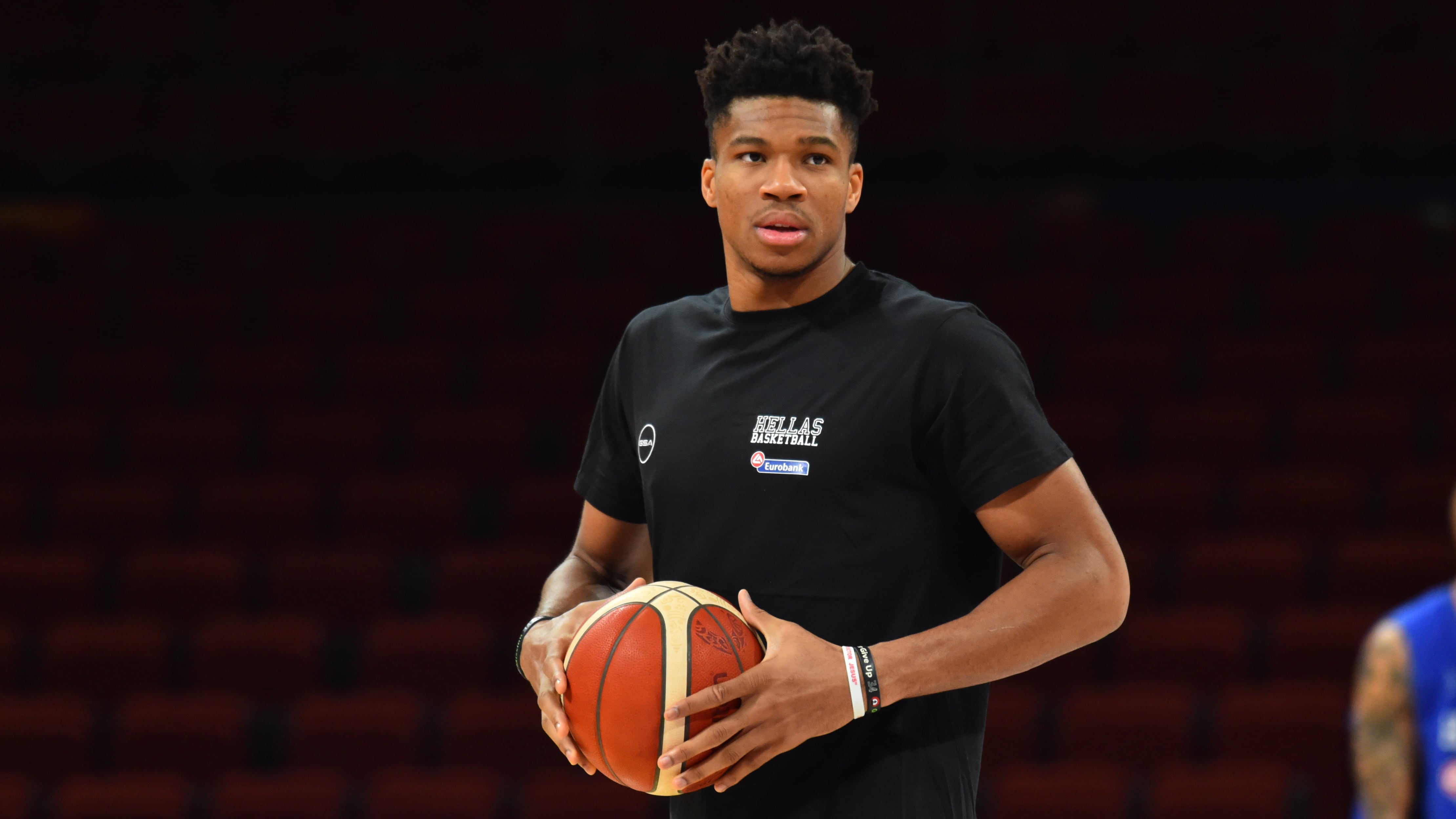 Ni Antetoukounmpo pudo llevar a Grecia a cuartos de final.