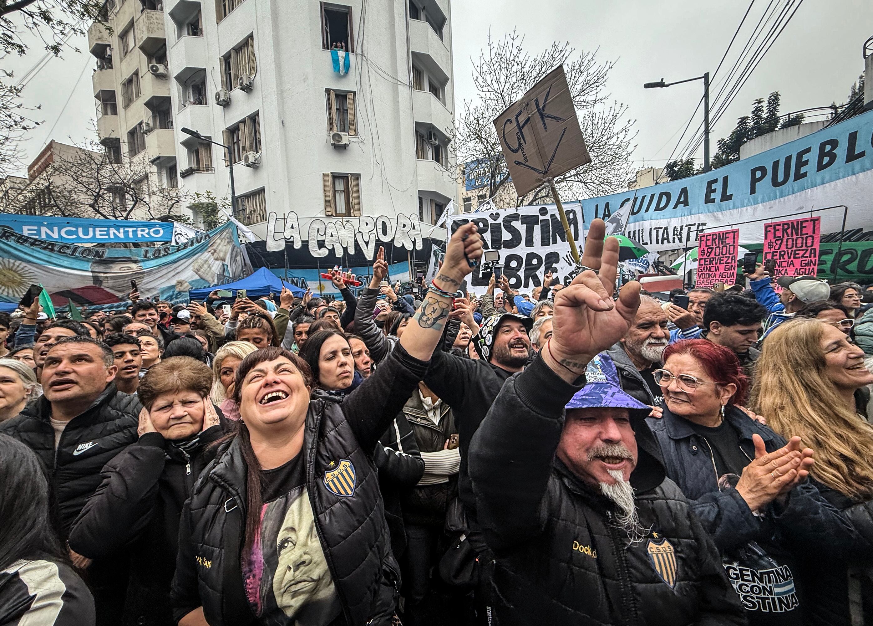 “La vengo a bancar y vengo porque la quiero”, Se esucchó en San José 1111.