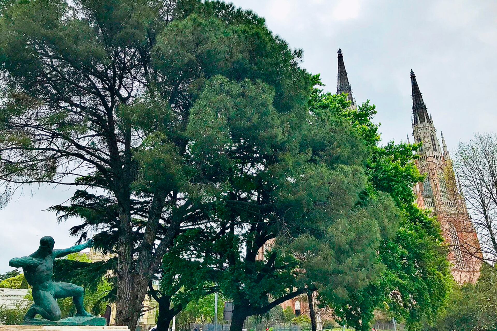 El arquero sin arco de Plaza Moreno, en una tarde nublada, presagio de una noche para espíritus atemperados.