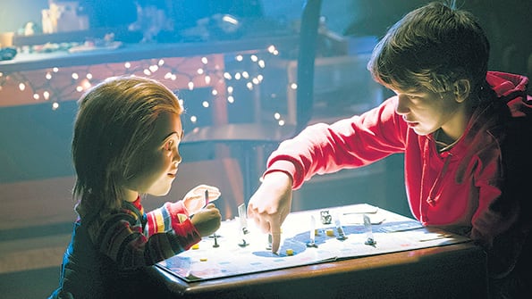 El muñeco diabólico exhibe su faceta más desprejuiciada cuando se convierte en un remedo trash de Black Mirror.