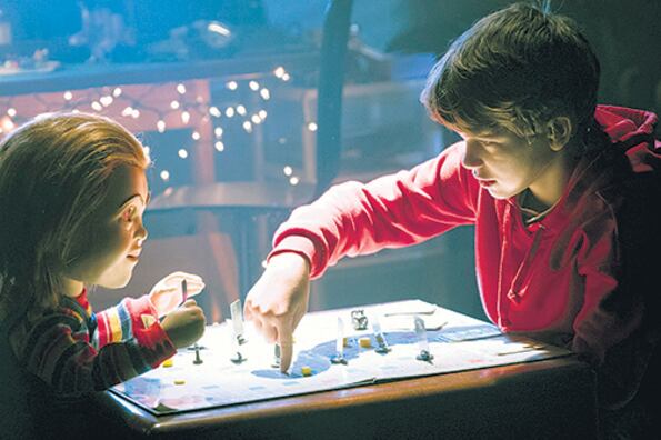 El muñeco diabólico exhibe su faceta más desprejuiciada cuando se convierte en un remedo trash de Black Mirror.