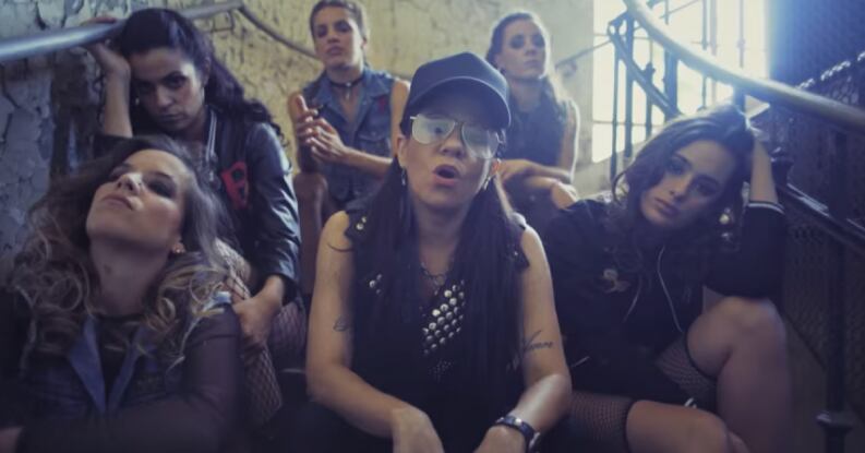 Para ilustrar la pesadilla, Miss Bolivia reunió un dream team de chicas para el video de "Paren de matarnos".