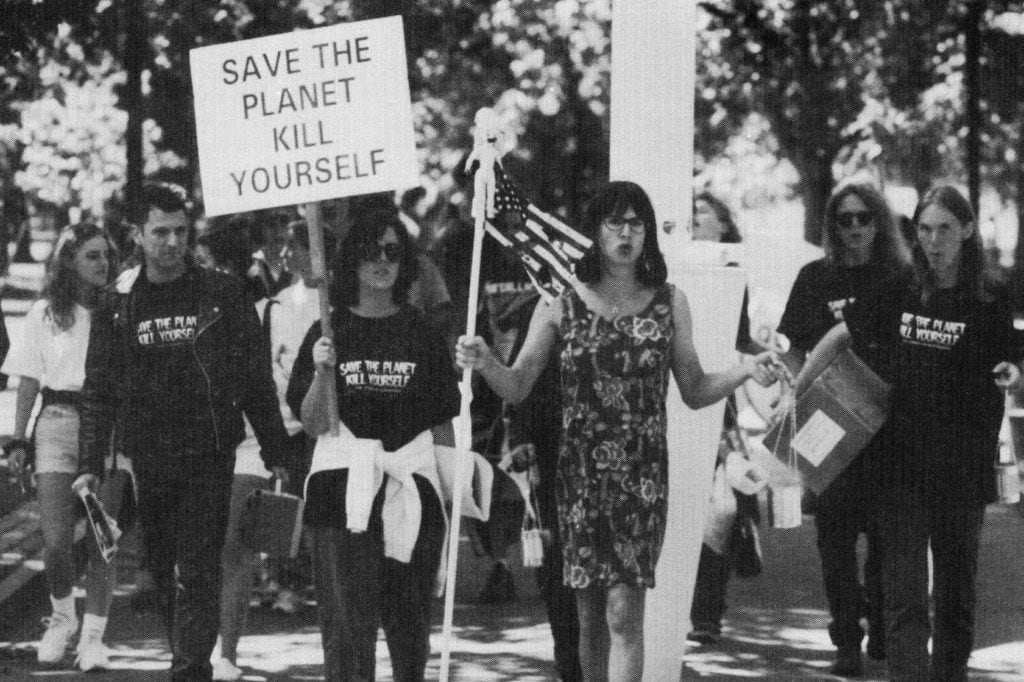 "Salve el planeta, mátese", reza uno de los carteles de la Iglesia de la Eutanasia encabezada por Chris Korda.