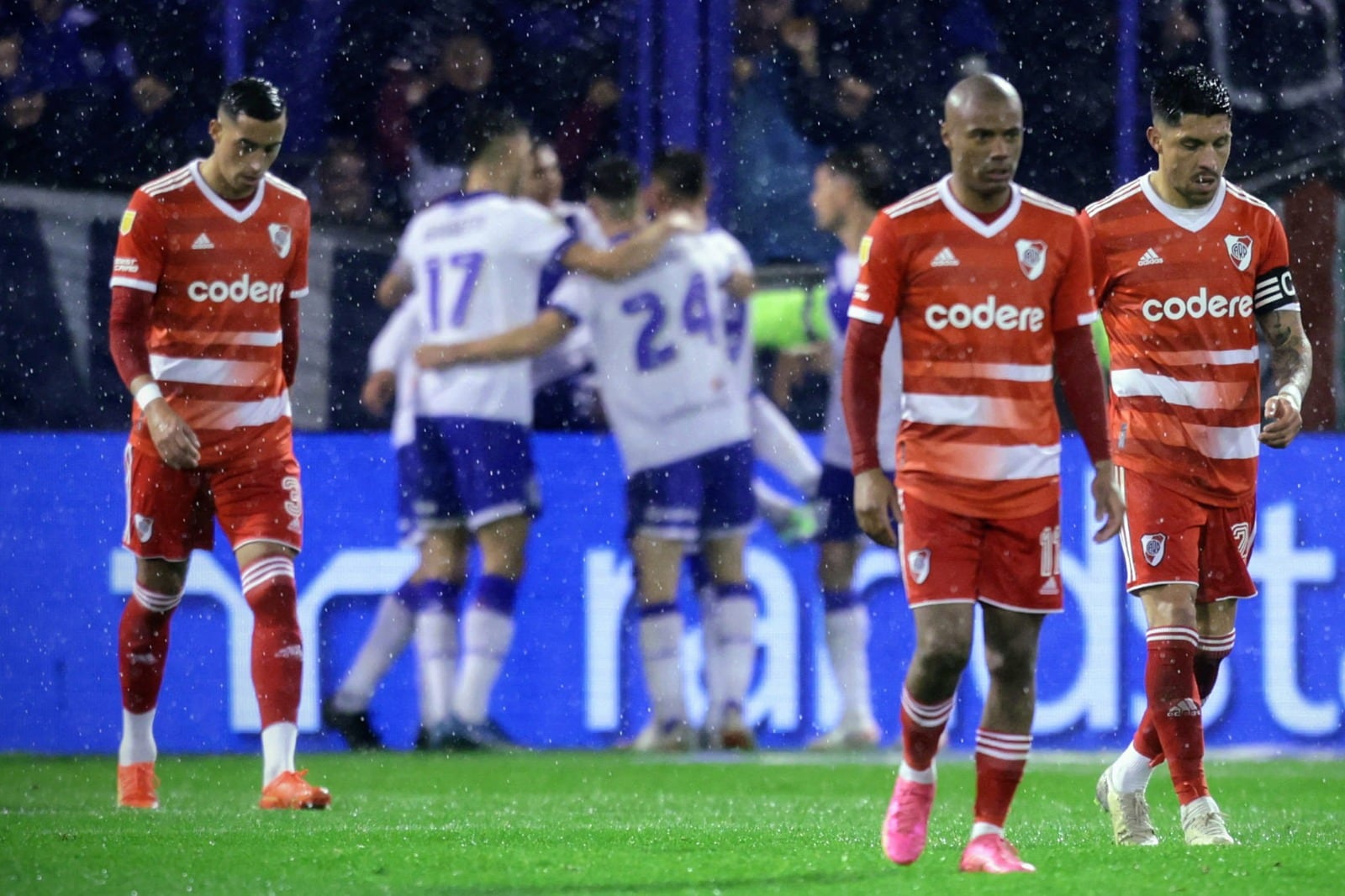 River sufrió en Liniers, ante un Vélez que festejó a lo grande