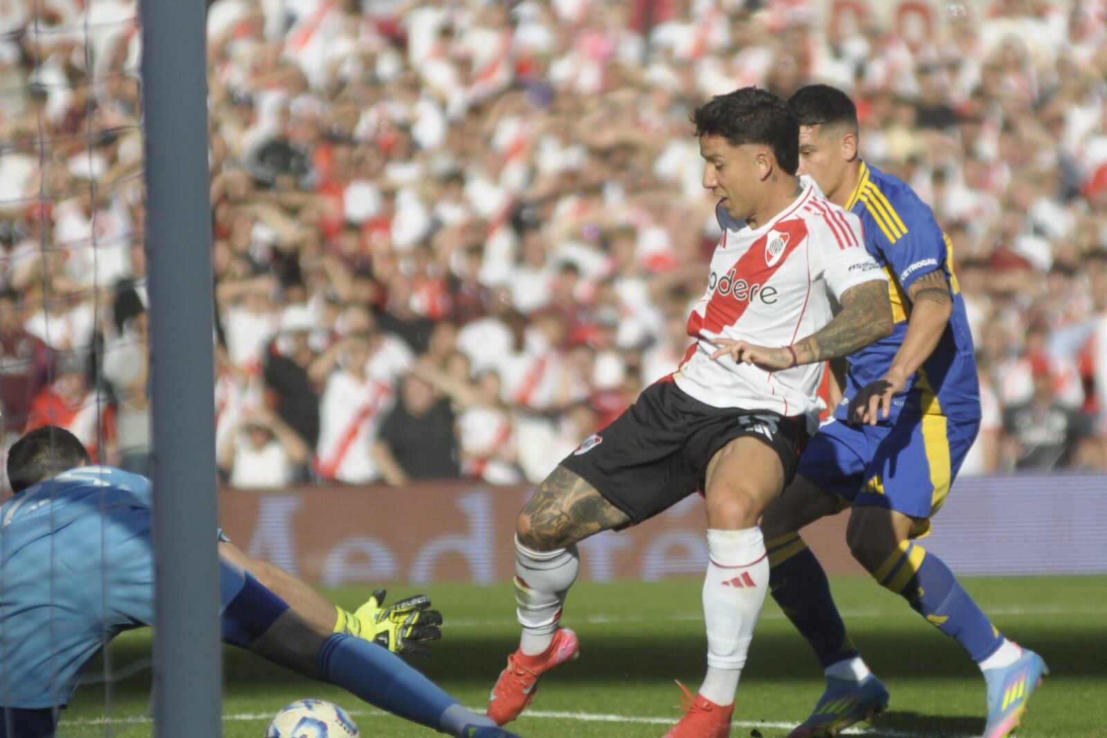 Driussi convierte el gol del triunfo para el equipo de Núñez