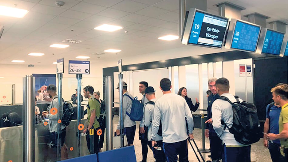 La delegación de Boca llegó ayer a San Pablo en busca del pase a la final.