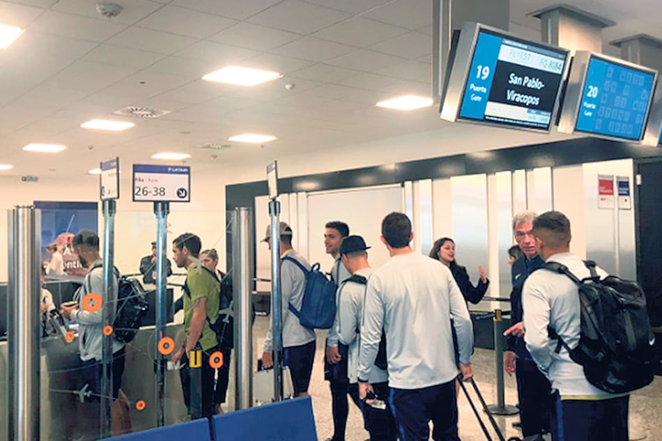 La delegación de Boca llegó ayer a San Pablo en busca del pase a la final.