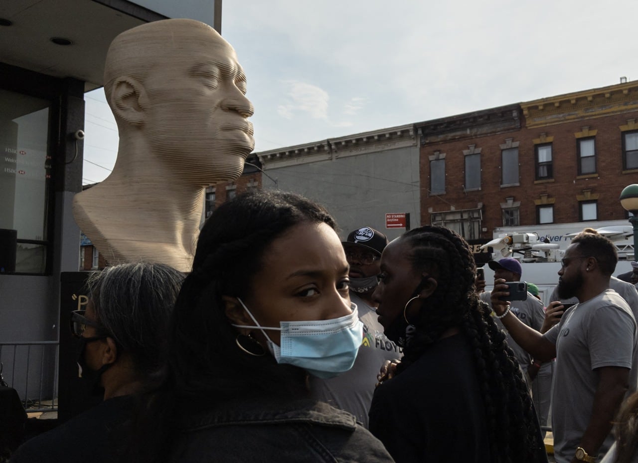 La estatua de George Floyd inaugurada el último sábado en Nueva York apareció pintada con el nombre de un grupo de extrema derecha.