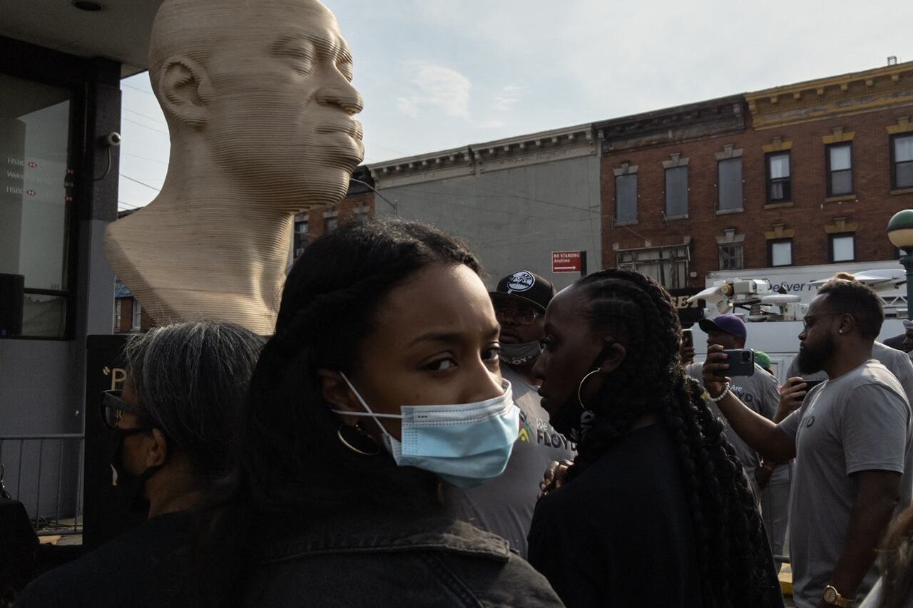 La estatua de George Floyd inaugurada el último sábado en Nueva York apareció pintada con el nombre de un grupo de extrema derecha.