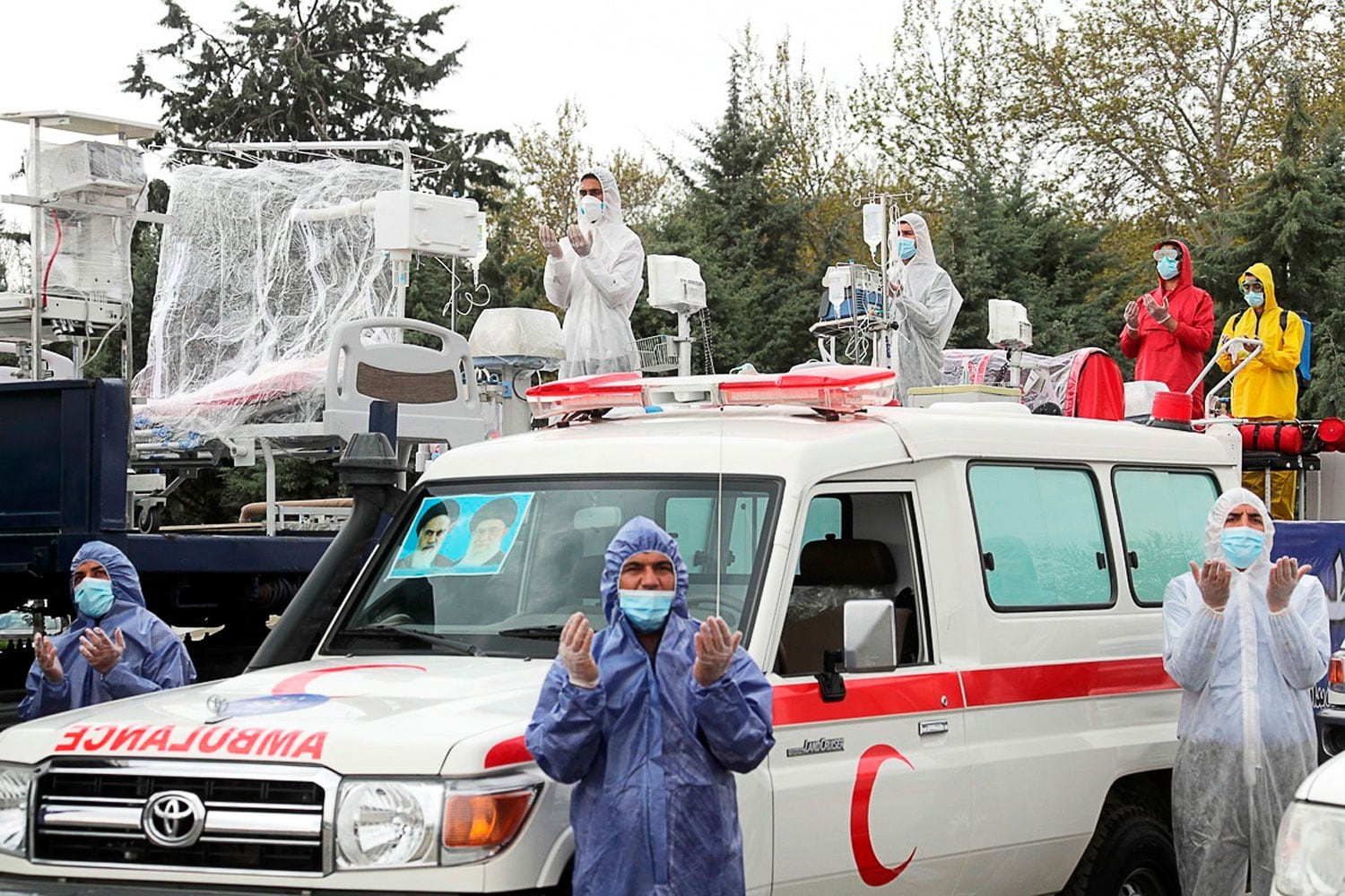 Miembros del ejército iraní desfilan con equipo sanitario en Teherán.