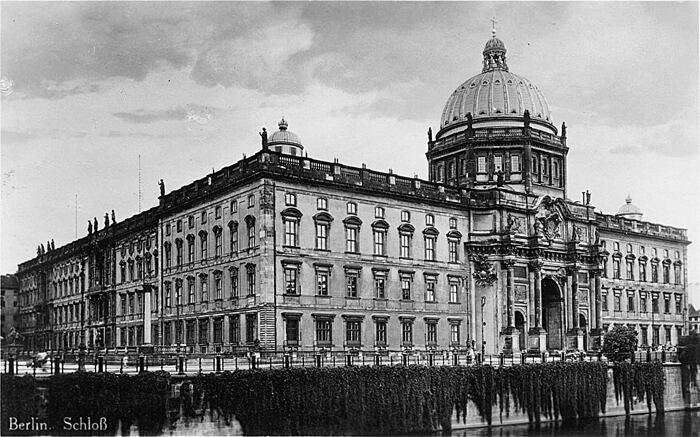 El palacio real en su versión original, antes de la guerra y la demolición final, y el render que muestra la nueva versión futura, como el Humboldt Forum. La polémica por la idea de volver a construir lo perdido.