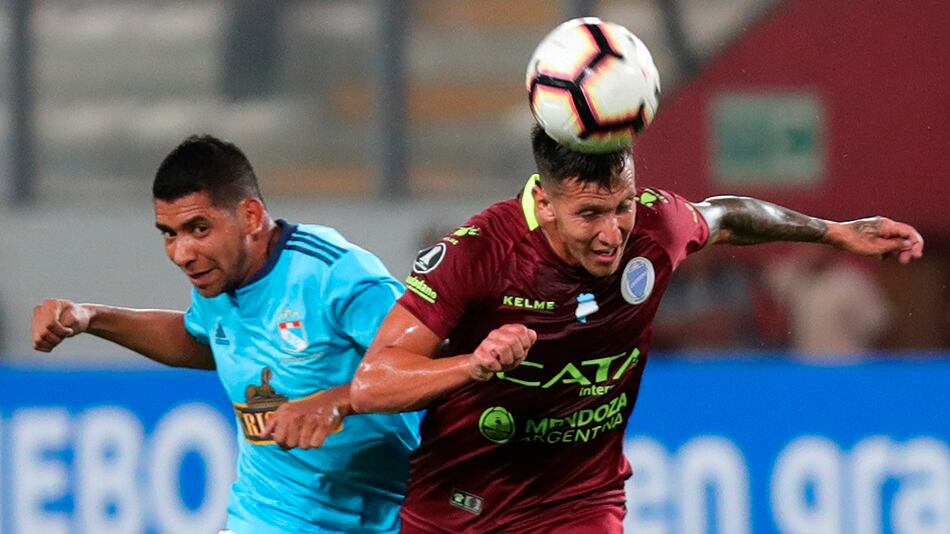 Andrade disputa la pelota con el peruano Palacios.