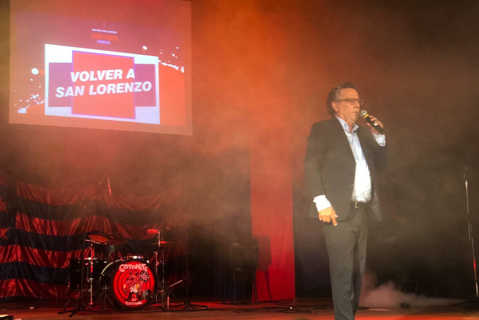 César Francis durante su discurso en el escenario.