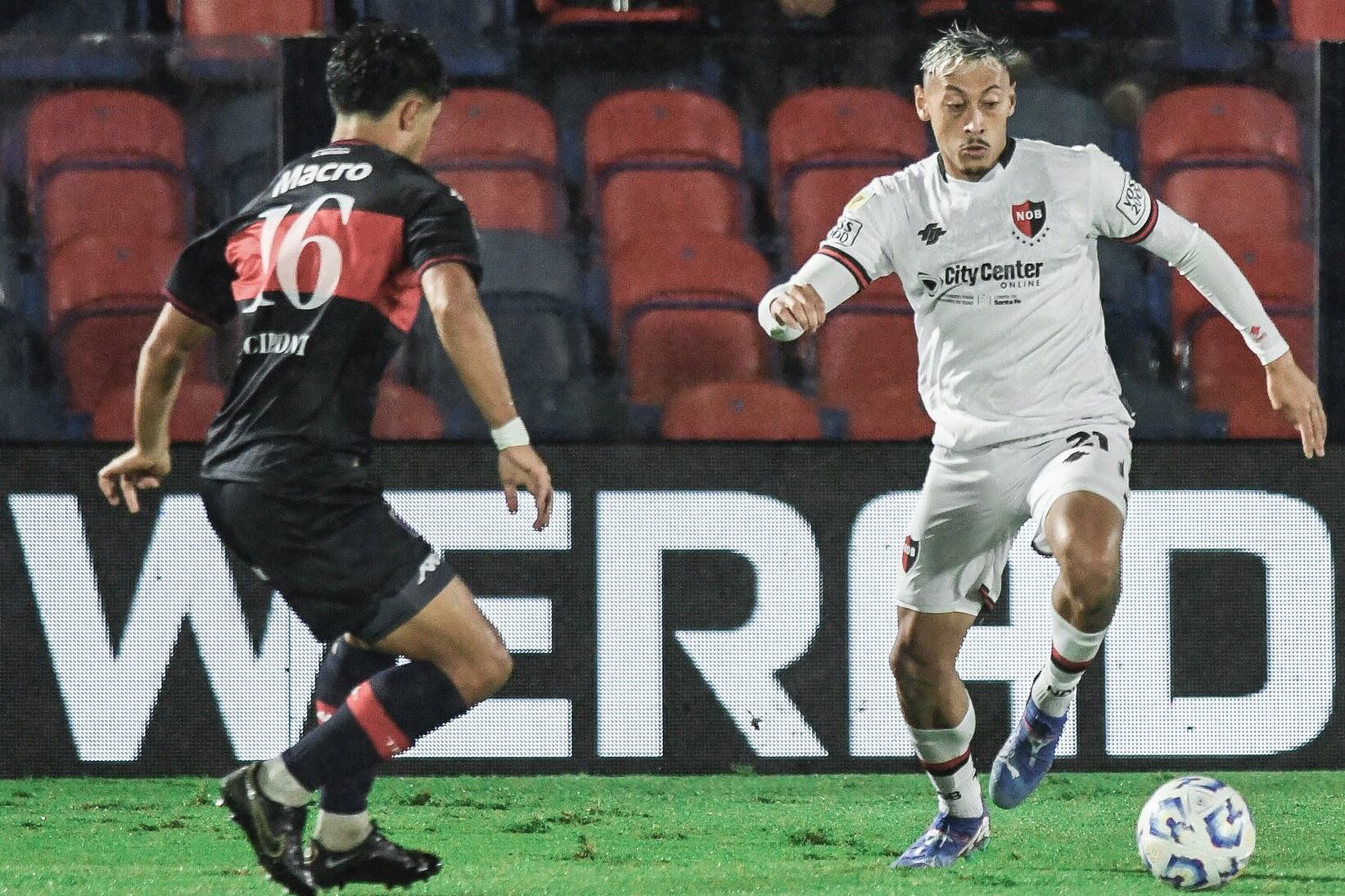 Herrera maniobra ante Scipioni bajo la lluvia en Victoria