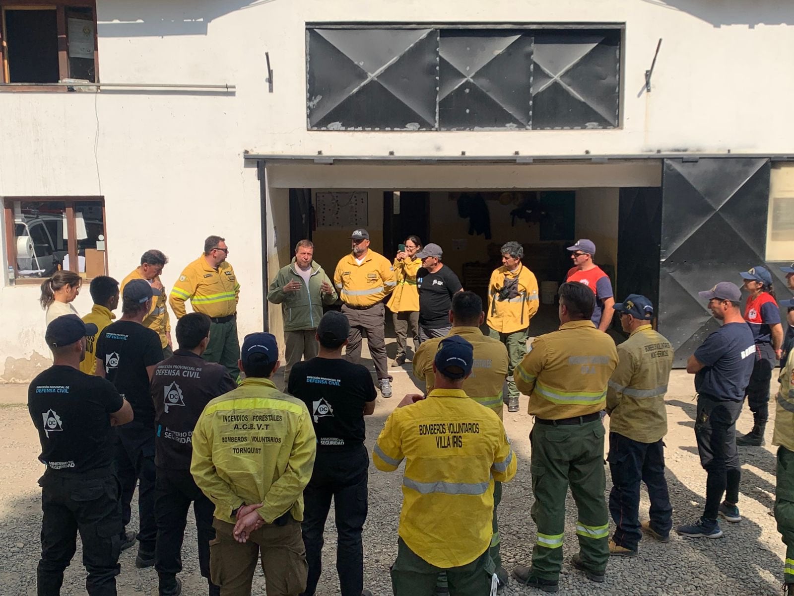 Alberto Weretilneck con los brigadistas bonaerenses. 