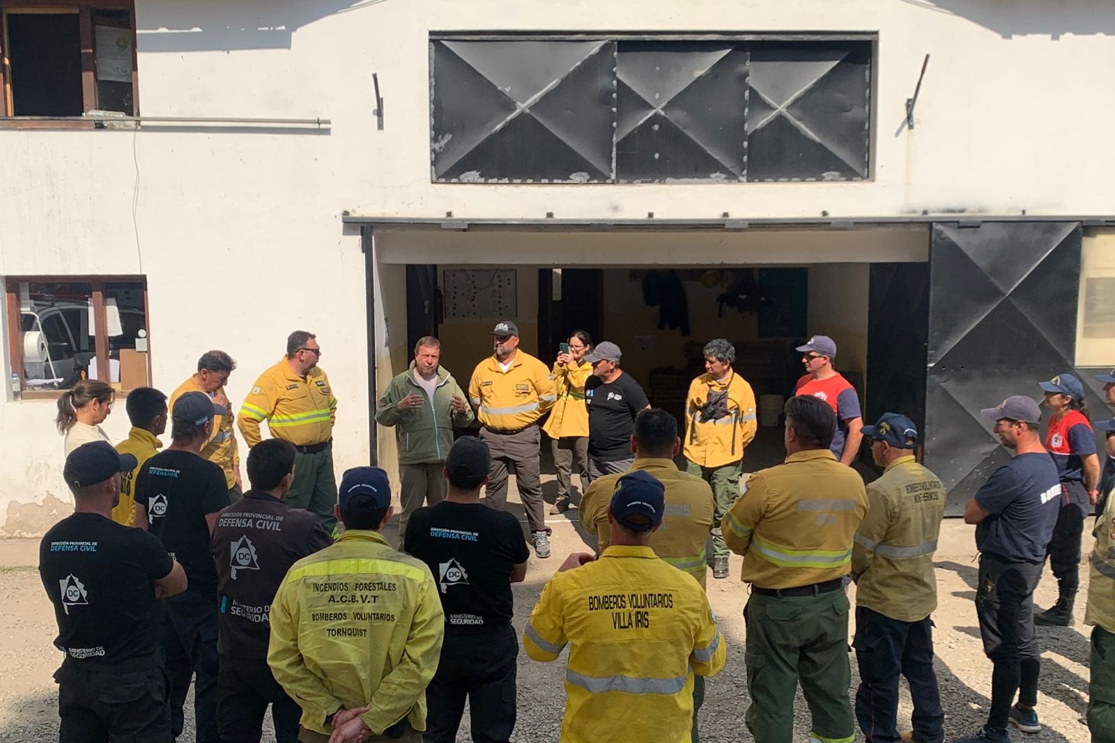 Alberto Weretilneck con los brigadistas bonaerenses.