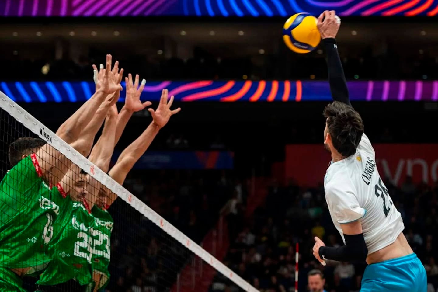 Bulgaria tuvo un buen bloque en el partido