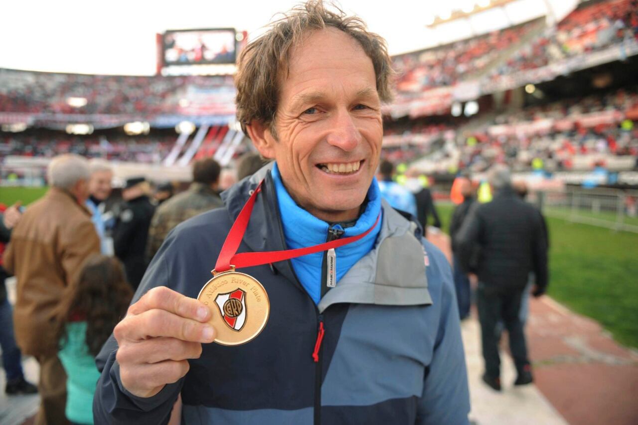 Santiago Lange sigue compitiendo con 58 años.