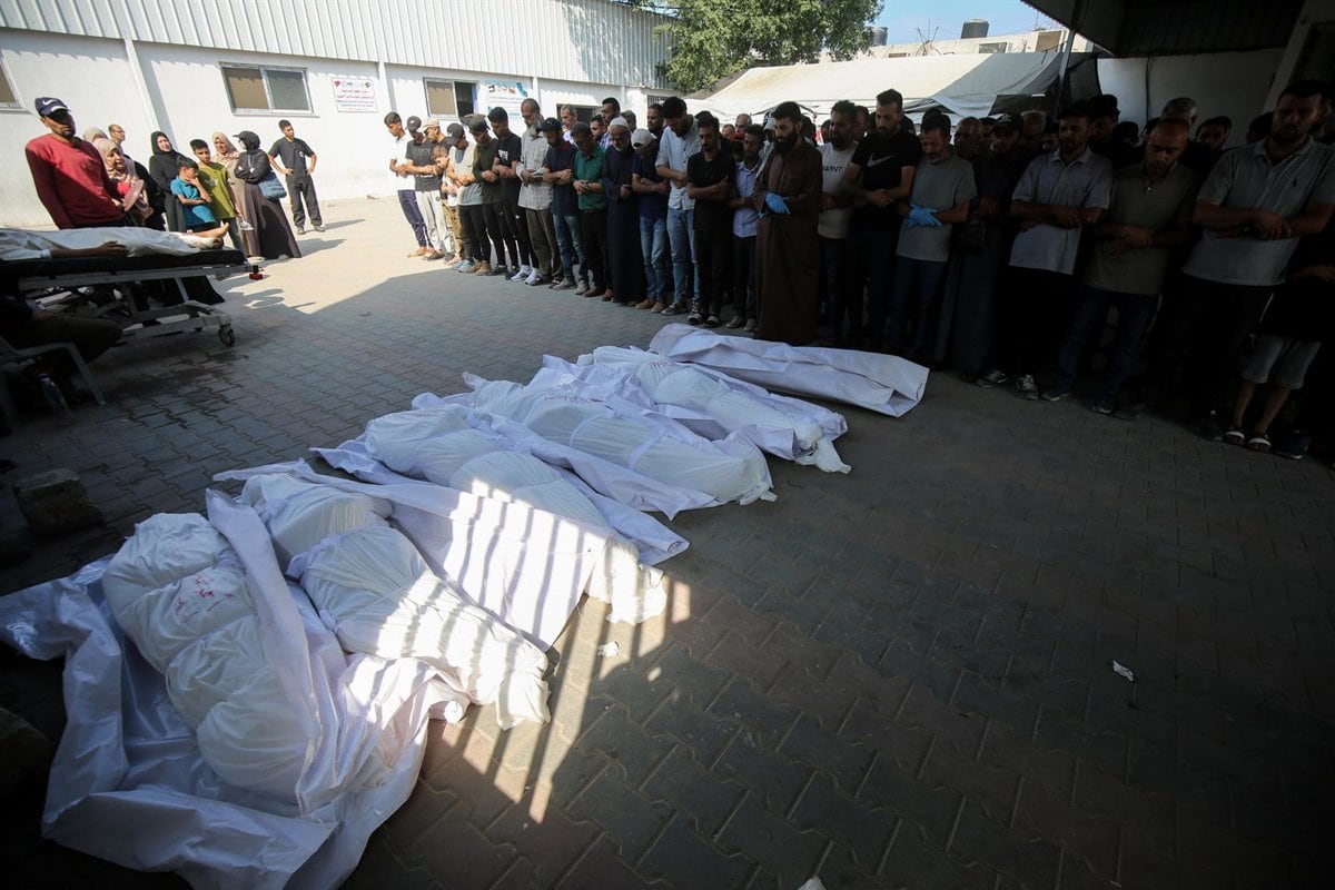  Cadáveres de palestinos en el Hospital de Al Shifa en Franja de Gaza.