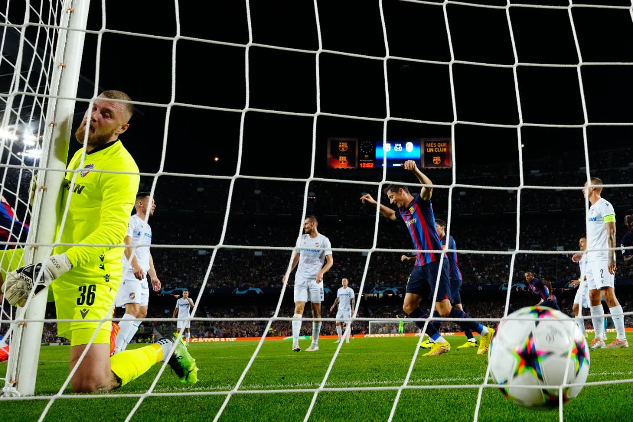 La estrella polaca festeja ante el arquero del Viktoria Pilzen.