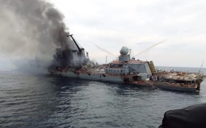 Imágenes del hundimiento del crucero de misiles Moskvá.