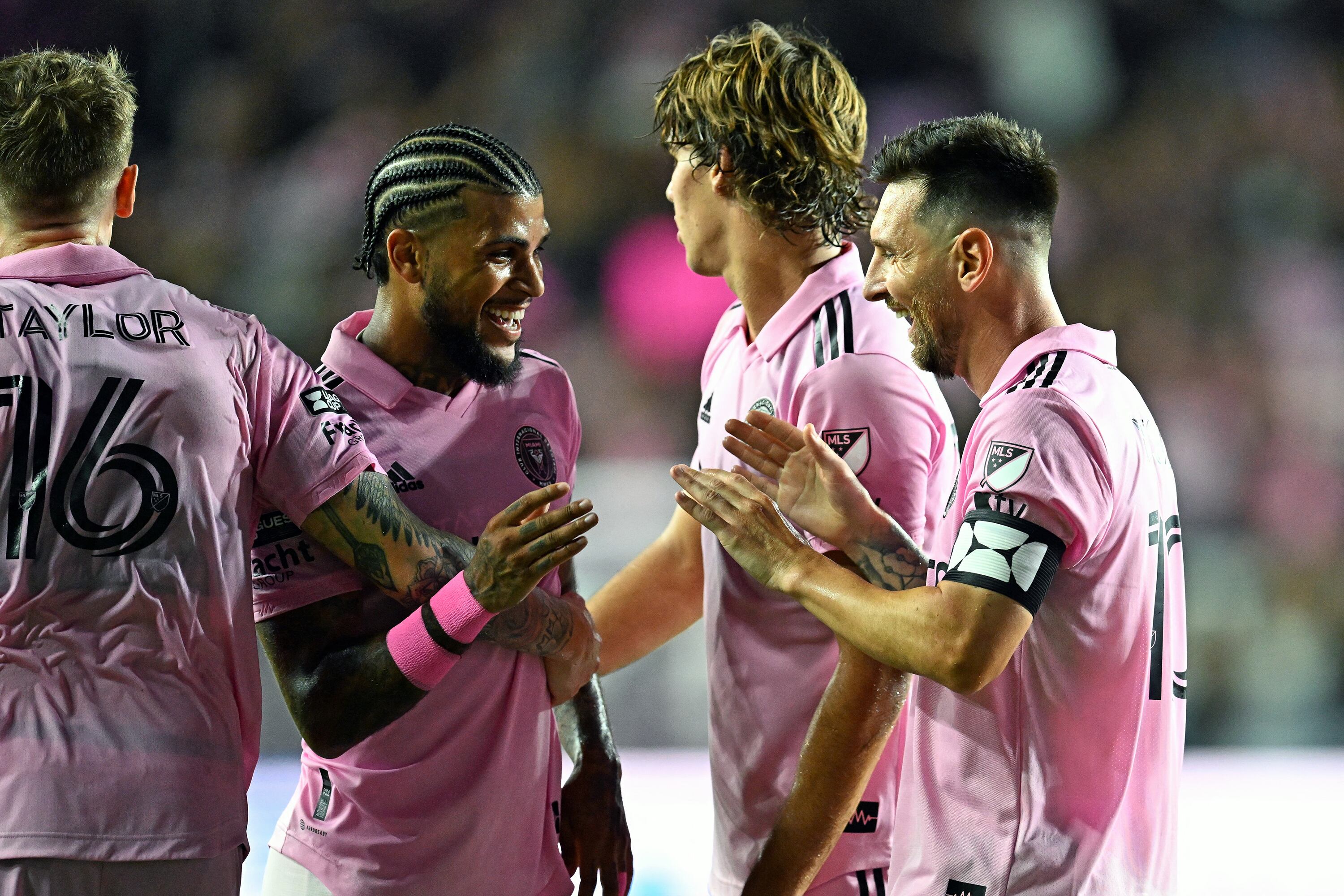 Taylor ya marcó el segundo y Messi lo festeja junto a Yedlin