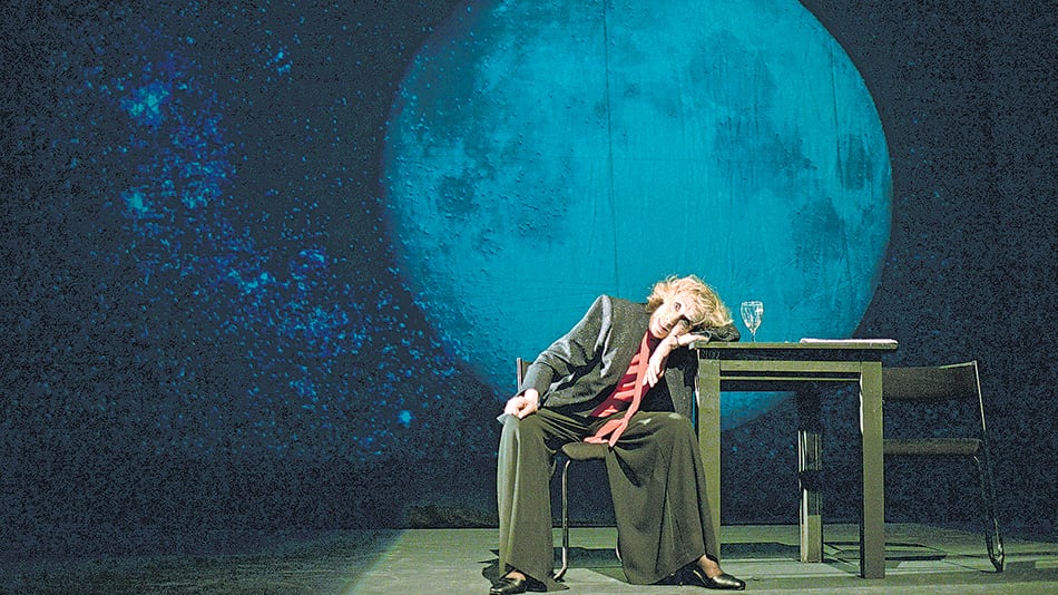 En Solo una actriz de teatro, la uruguaya Estela Medina homenajea a su maestra Margarita Xirgu.