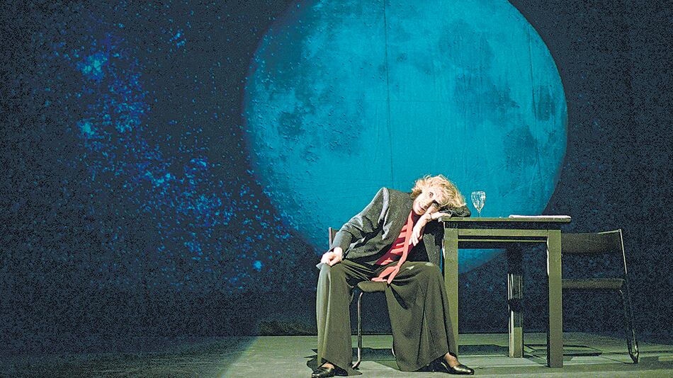 En Solo una actriz de teatro, la uruguaya Estela Medina homenajea a su maestra Margarita Xirgu.